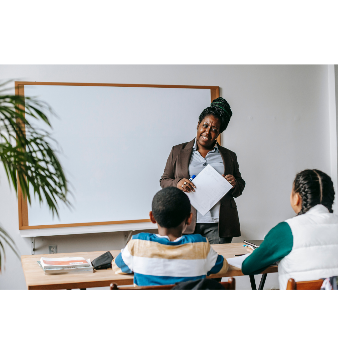 Enseignant aidant des élèves avec MySkola