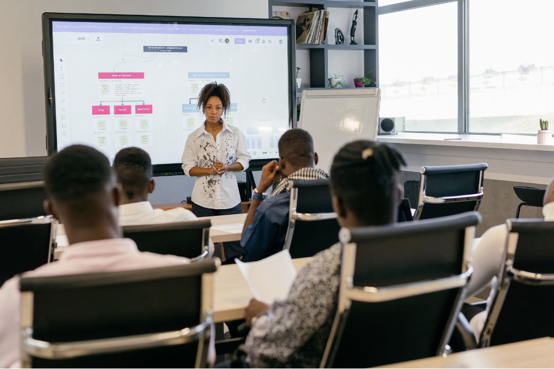 Élèves utilisant MySkola dans une classe moderne